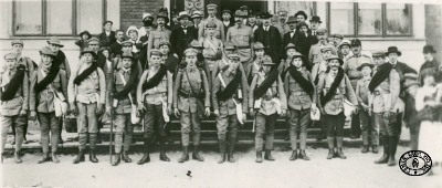 Ochotnicy z Sokolich Drużyn Polowych i Związku Strzeleckiego. Nowy Targ, sierpień 1914 r. Źródło: CAW
